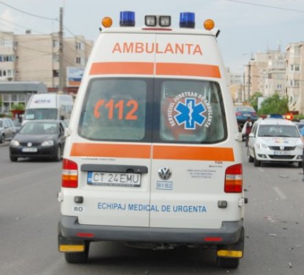 Un pensionar a intrat cu maşina într-un podeţ